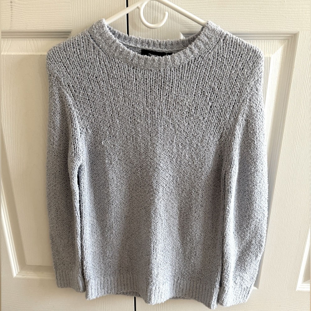 NWT Theory Shrunken Crew Fit Feathered Cotton Sweater in Color Ice Size S